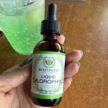 ¡Hola! Quería agradecerles. Llevo 2 semanas tomando las gotitas de clorofila en ayunas y no saben el cambio en mi piel. ¡Los brotes de acné tensional desaparecieron casi por completo! 😍🍃