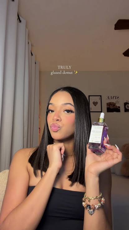 ¡Hola chicas de BeautyFan! Tenía que escribirles porque este aceite Glazed Donut de TRULY es MÁGICO. Siempre se me encarnaban los vellos de las piernas después de rasurarme y con esto la piel me quedó supersuave y con un brillo divino 😍