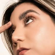 ¡Hola chicas! Llevo casi un mes usando el Serum Koro y mis pestañas rozan las cejas cuando abro bien los ojos 😱😍