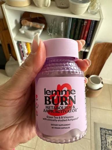 Hola, una pregunta. Mi mamá sufre de metabolismo lento y estreñimiento, ¿le serviría para bajar de peso? Es que yo bajé casi 5 kilos en 3 semanas y ella quiere probarlo.