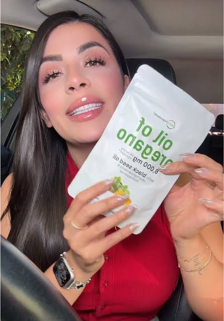 ¡Hola! Quería contarles que llevo 10 días tomando el aceite de orégano y por fin mi colon se desinflamó. ¡La hinchazón desapareció por completo! 😭🙏